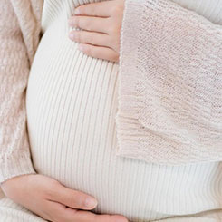 她将手机转向🎏代孕哪里做摊主，对方看🎭♏到泰语，笑着点点🍹💌头🥋💻